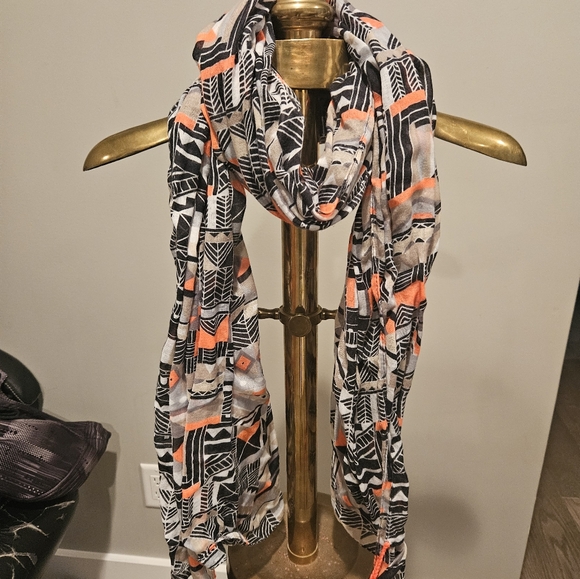 4 Beautiful scarves - Picture 5 of 15
